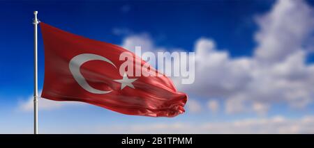 Türkei-Zeichen, Symbol. Türkische Nationalflaggen winken auf einem Pfosten, blauer Himmel mit Wolken Hintergrund. 3D-Abbildung Stockfoto