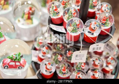 Riga, Lettland - 11. Dezember 2019. Rigaer Einkaufszentrum Stockman. Weihnachtsmesse. Viel Weihnachtsdekoration im Geschäft. Weihnachtseinkäufe für Neujahrsbaum. Stockfoto