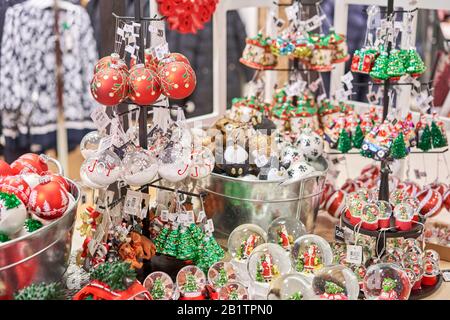 Riga, Lettland - 11. Dezember 2019. Rigaer Einkaufszentrum Stockman. Weihnachtsmesse. Viel Weihnachtsdekoration im Geschäft. Weihnachtseinkäufe für Neujahrsbaum. Stockfoto