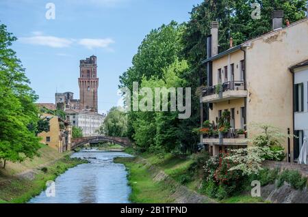 Blick auf den Kanal in Italien. Galileo Astronomical Observatory La Specola Tower in Padova Italien auf blauem Himmel, Padova, Italien Stockfoto