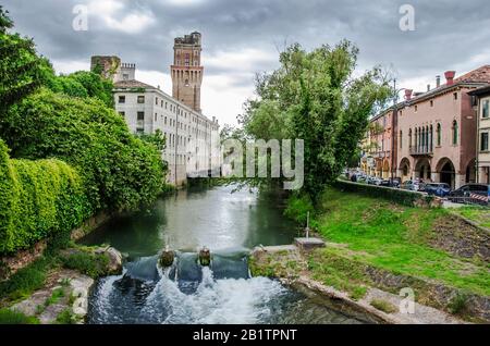 Blick auf den Kanal in Italien. Galileo Astronomical Observatory La Specola Tower in Padova Italien auf blauem Himmel, Padova, Italien Stockfoto