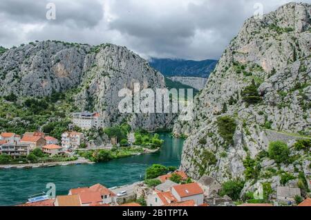 Blick auf den Fluss Cetina, die Berge und die Altstadt von Omis, Kroatien. Cetina Flussschlucht und -Mund in Omis Blick von oben, Dalmatien Region von Kroatien Stockfoto