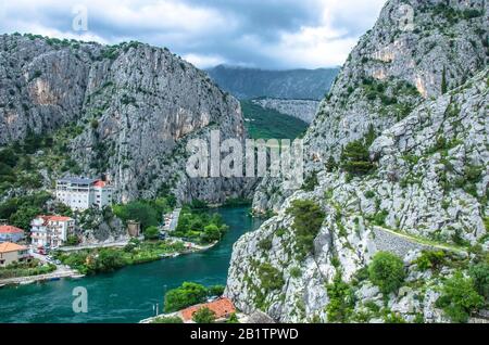 Blick auf den Fluss Cetina, die Berge und die Altstadt von Omis, Kroatien. Cetina Flussschlucht und -Mund in Omis Blick von oben, Dalmatien Region von Kroatien Stockfoto