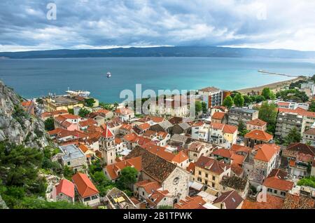 Rundblick auf die kleine Stadt Omis, umgeben von Bergen, Fluss Cetina und Meer, Makarska Riviera, Kroatien. Blick auf den Pinienbaum, Altstadt Stockfoto