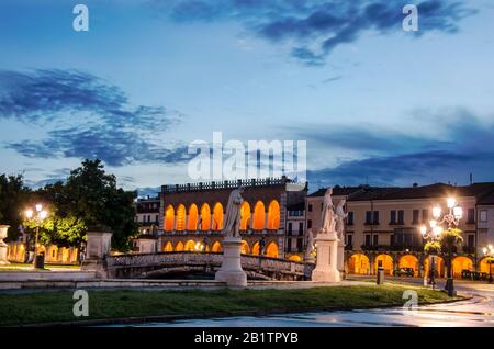 Die Statuen des Platzes von Prato della Valle in Padova nach Sonnenuntergang, Italien, nach Regen. Blick auf die Basilika am Prato della Valle in Padova bei Nacht Stockfoto