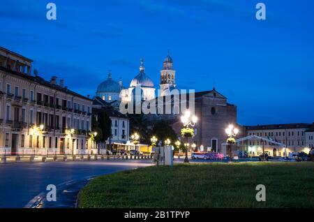 Blick auf die Basilika am Prato della Valle in Padova bei Nacht, Italien.Blick auf die Basilika am Prato della Valle in Padova bei Nacht. Nachtszene. Abend Stockfoto