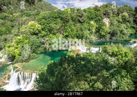 Blick von oben auf die Wasserfälle im Krka National Park, Kroatien. Kaskade von Wasserfällen umgeben von Wald. Kaskade von Wasserfällen umgeben von Wald. Stockfoto