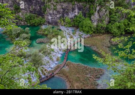 Blick von oben auf die Wasserfallkaskade mit türkisfarbenem Wasser im Nationalpark Plitvicer Seen, Kroatien Stockfoto