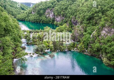 Blick von oben auf die Wasserfallkaskade mit türkisfarbenem Wasser im Nationalpark Plitvicer Seen, Kroatien Stockfoto