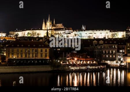 Blick auf die Prager Burg und die Mala-Strana in der Nacht, Prag, Tschechien. Abendlandschaft der Prager Burg. Hradcany mit dem Veitsdom nach Sonnenuntergang. Stockfoto