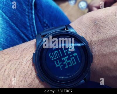 Elegante Uhr. Armbanduhr an der Hand des Geschäftsmannes im Anzug. Der Mann mit Uhr überprüft die Uhrzeit.Zeit auf der Armbanduhr.EINE Hand, die eine Zeit anzeigt. Stockfoto