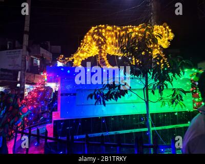 Statue des Tigers, die sich in Lalbag MOR Rangpur in bangladesch befindet. Stockfoto