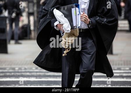 Barristen und Rechtsanwälte im rechtlichen Epizentrum der Royal Courts of Justice, The Strand, Central London, England, Großbritannien Stockfoto