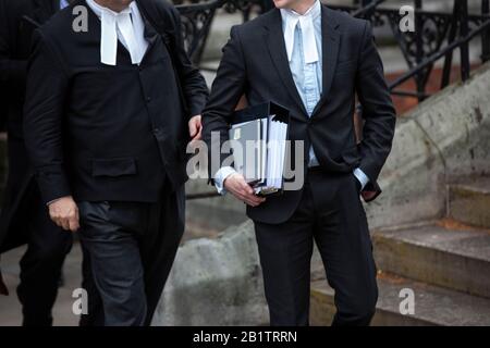 Barristen und Rechtsanwälte im rechtlichen Epizentrum der Royal Courts of Justice, The Strand, Central London, England, Großbritannien Stockfoto