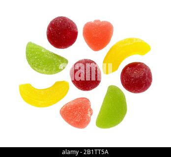 Fruchtgelees. Gelee Süßigkeiten isoliert auf weißem Hintergrund. Verschiedene Marmelade bunte Fruchtgelee Zuckerwürfel. Stockfoto