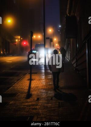 Nacht im Zentrum von Birmingham mit schattenhaften Figuren Stockfoto