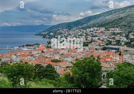Blick von oben auf Senj Stadt, Kroatien. Blick von der Festung Nehaj, Fort auf dem Hügel, Velebit, Kroatien. Stockfoto