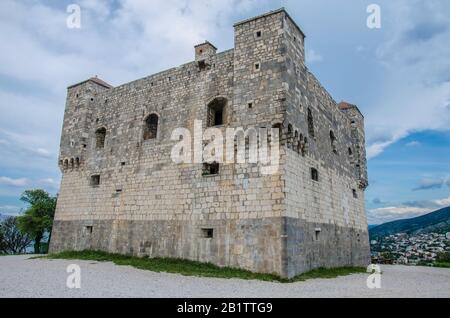 Festung Nehaj in Senj, Kroatien. Kleine wehrhafte, quadratische Festung. Auf der Festung befinden sich fünf Türme Stockfoto