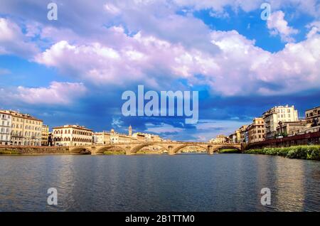Blick auf die Brücke in Florenz bei Sonnenuntergang - Ponte alla Carraia, fünfbogenige Brücke über den Fluss Arno in der Region Toskana in Italien. Schönes Blau mit Stockfoto