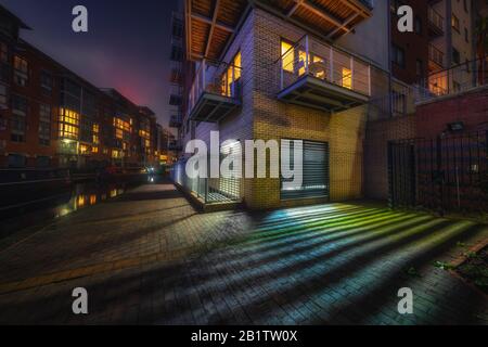 Nacht in Sherborne Wharf in Birmingham, Großbritannien mit der schönen Beleuchtung der Canalside Gebäude Stockfoto