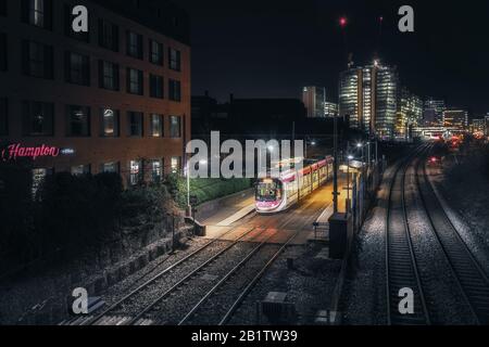 Nachtaufnahme mit langer Belichtung des Zugnetzes im Snowhill-Gebiet von Birmingham, Großbritannien Stockfoto