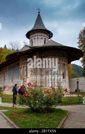 Orthodoxen Klöstern der Bucovina. Das Kloster Voronet ist ein bekanntes rumänisches Kloster in der Nähe der Stadt Gura Humorului im Landkreis Suc Stockfoto