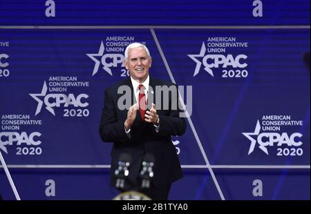 National Harbor, Vereinigte Staaten. Februar 2020. Vizepräsident Mike Pence lobt, als er bei der Rede auf der Conservative Political Action Conference (CPAC) am Donnerstag, 27. Februar 2020, in National Harbor, Maryland eintrifft. Tausende konservative Aktivisten, gewählte Funktionäre und Experten versammelten sich, um Sprecher zum Thema "Amerika gegen den Nationalsozialismus" zu hören. Foto von Mike Theiler/UPI Credit: UPI/Alamy Live News Stockfoto