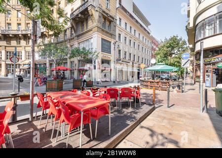 Budapest, Ungarn - 31. Juli 2019: Geschäfte und Restaurants an der Anker- und Kiraly-Straßenecke mit Spaziergängen an einem sonnigen Tag. Stockfoto