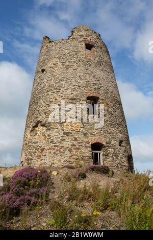 Die alte Windmühle am Mynydd Parys Mountain in Anglesey North Wales Stockfoto