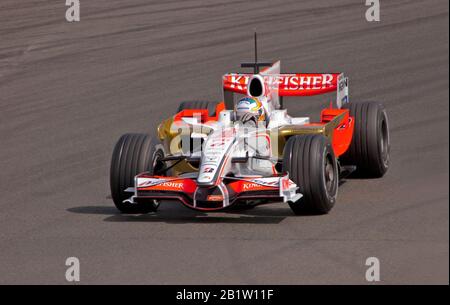 Adrian Sutil fuhr für das Team Force India Racing während eines Formel-1-Testtags auf der Silverstone-Rennstrecke am 26. Juni 2008. Stockfoto