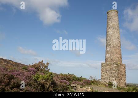 Das alte Pumpenhaus in der Kupfermine in offener Besetzung am Mynydd Parys Mountain in Anglesey North Wales. Stockfoto