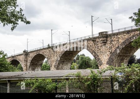 Eisenbahnbrücke über die Ruhrgebietsstrecke in Witten Stockfoto