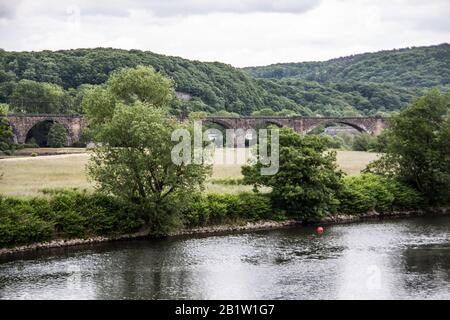 Eisenbahnbrücke über die Ruhrgebietsstrecke in Witten Stockfoto