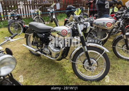 BSA-Motorräder werden bei einer Oldtimer-Rallye ausgestellt. Die BSA Company Limited war ein britischer Hersteller, der im Jahr 1919 gegründet wurde Stockfoto