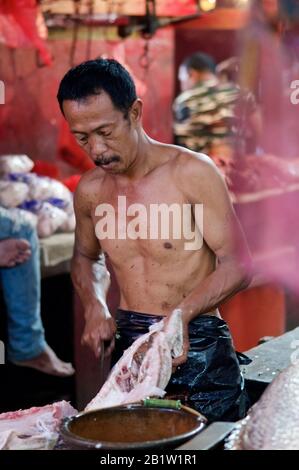 Fischverkäufer, der auf dem "Pasar Reimu"-Markt in Sorong - Occidental Papua, Indonesien, tätig ist Stockfoto