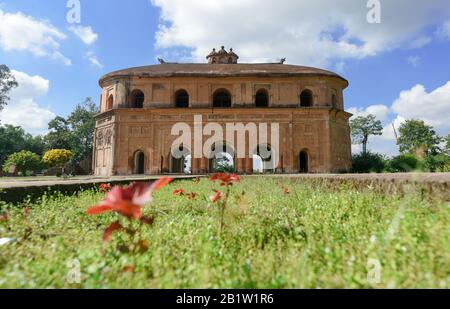 Der Rang Ghar der königliche Sportpavillon, in dem Ahom-Könige und Adelige Zuschauer von Spielen waren. Stockfoto