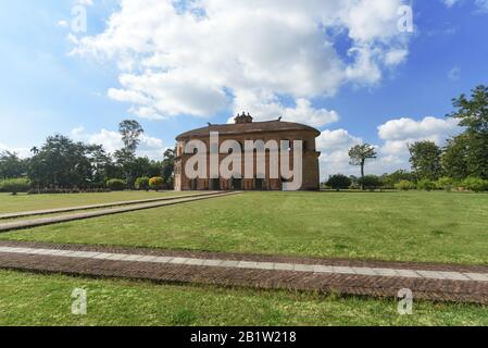 Der Rang Ghar der königliche Sportpavillon, in dem Ahom-Könige und Adelige Zuschauer von Spielen waren. Stockfoto