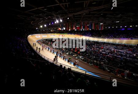 Allgemeine Sicht beim Scratch-Rennen Der Männer am zweiten Tag der Rad-Weltmeisterschaft der Rennstrecke 2020 im Velodrom, Berlin. Stockfoto