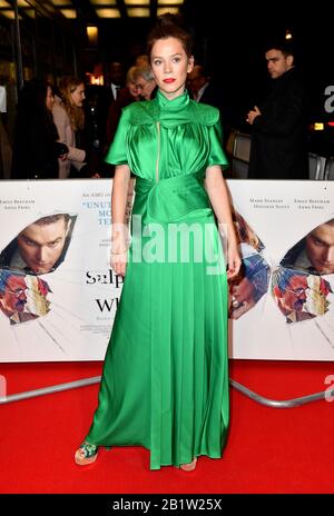 Anna Friel besuchte die Schwefel- und Weißweltpremiere auf der Curzon-Mayfair in London. Stockfoto