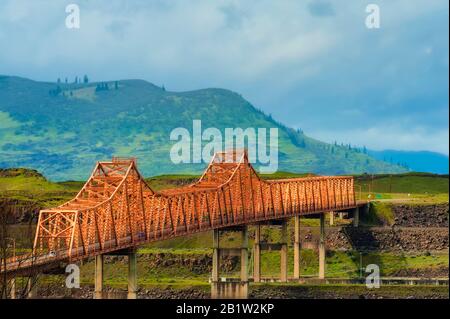 Die Dalles Bridge wurde von einem Auto aus gesehen und fotografiert, das auf der I-84 durch die Columbia River Gorge in Oregon fährt. Washington State ist am anderen Ende Stockfoto