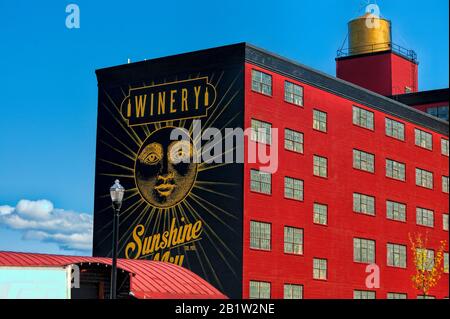 The Dalles, Oregon, USA - 2. April 2015: Sunshine Mill Winery hat einen alten Getreidespeicher genommen und in ein attraktives Weingutgeschäft in The Dalles umgewandelt. Stockfoto