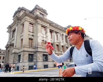 Indigene Awajun aus dem peruanischen Amazonas machen eine Demonstration im Justizpalast von Lima. Kürzlich wurde Americo Entjakua Santikun, ein Führer der Awajun, gefoltert und getötet, einen Tag nachdem die Mobilisierungen unternommen wurden, um für die Verteidigung ihres Lebens und ihrer Gebiete zu beanspruchen, sowie um den möglichen Eintritt illegalen Bergbaus in der Gegend anzuprangern. Stockfoto