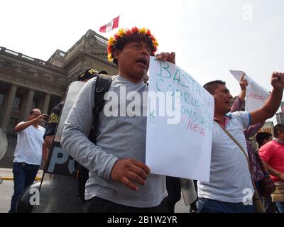 Indigene Awajun aus dem peruanischen Amazonas machen eine Demonstration im Justizpalast von Lima. Kürzlich wurde Americo Entjakua Santikun, ein Führer der Awajun, gefoltert und getötet, einen Tag nachdem die Mobilisierungen unternommen wurden, um für die Verteidigung ihres Lebens und ihrer Gebiete zu beanspruchen, sowie um den möglichen Eintritt illegalen Bergbaus in der Gegend anzuprangern. Stockfoto