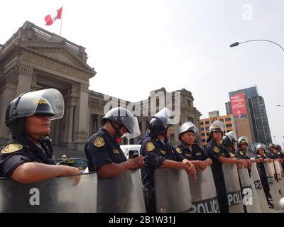 Polizeikommando, das das Gerichtsgebäude bewacht, als die indigenen Awajun aus dem peruanischen Amazonas eine Demonstration im Justizpalast von Lima machen. Kürzlich wurde Americo Entjakua Santikun, ein Führer der Awajun, gefoltert und getötet, einen Tag nachdem die Mobilisierungen unternommen wurden, um für die Verteidigung ihres Lebens und ihrer Gebiete zu beanspruchen, sowie um den möglichen Eintritt illegalen Bergbaus in der Gegend anzuprangern. Stockfoto