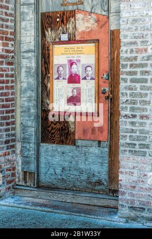 The Dalles, Oregon, USA - 11. Mai 2014: Ein altes historisches chinesisches Unternehmen mit einem Vorhängeschloss in Downtown The Dalles, Oregon. Bilder des Stockfoto