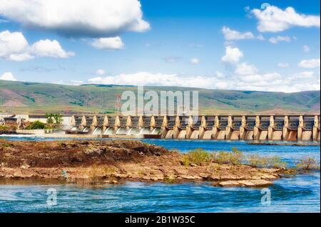 Der Dalles Dam, der den Bau des Columbia River überspannt, begann 1952 und ging 1957 in Betrieb, wo er Celilo Falls überschwemmte, und einen einheimischen Sett Stockfoto