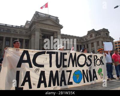 Indigene Awajun aus dem peruanischen Amazonas machen eine Demonstration im Justizpalast von Lima. Kürzlich wurde Americo Entjakua Santikun, ein Führer der Awajun, gefoltert und getötet, einen Tag nachdem die Mobilisierungen unternommen wurden, um für die Verteidigung ihres Lebens und ihrer Gebiete zu beanspruchen, sowie um den möglichen Eintritt illegalen Bergbaus in der Gegend anzuprangern. Stockfoto