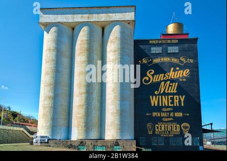 The Dalles, Oregon USA - 2. April 2015: Sunshine Mill Winery belegt jetzt, was man als alte Grainerie in The Dalles, Oregon, verwendet. Stockfoto