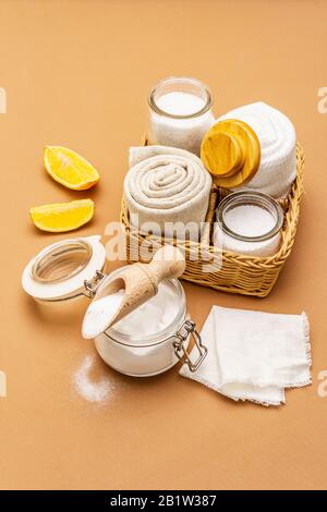 Keine Hausreinigung. Umweltfreundliches Produktangebot, Lifestyle-Konzept. Natürliche Zutaten, hellbeiger Hintergrund, Kopierbereich, Nahaufnahme Stockfoto