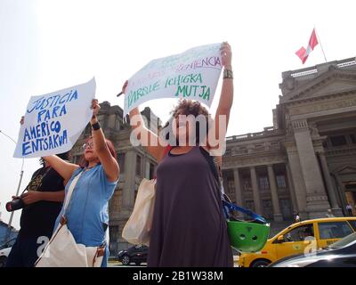 Indigene Awajun aus dem peruanischen Amazonas machen eine Demonstration im Justizpalast von Lima. Kürzlich wurde Americo Entjakua Santikun, ein Führer der Awajun, gefoltert und getötet, einen Tag nachdem die Mobilisierungen unternommen wurden, um für die Verteidigung ihres Lebens und ihrer Gebiete zu beanspruchen, sowie um den möglichen Eintritt illegalen Bergbaus in der Gegend anzuprangern. Stockfoto